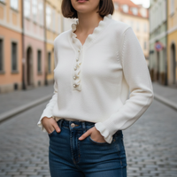 Maglione bianco da donna con volant e perle