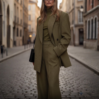 Completo da donna in lana con blazer monopetto e pantaloni a gamba larga