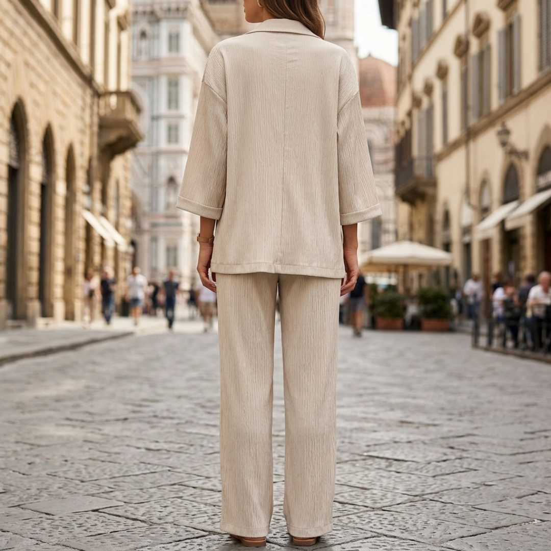 Completo da donna con blazer doppiopetto e pantaloni a gamba larga