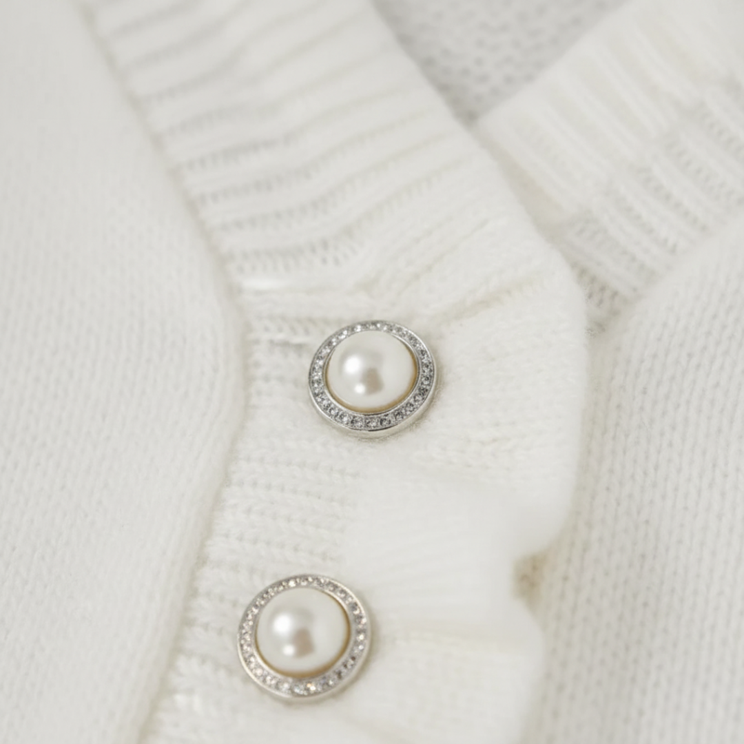 Maglione bianco da donna con volant e perle