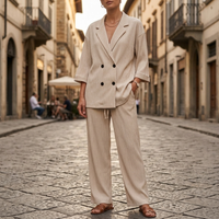 Completo da donna con blazer doppiopetto e pantaloni a gamba larga